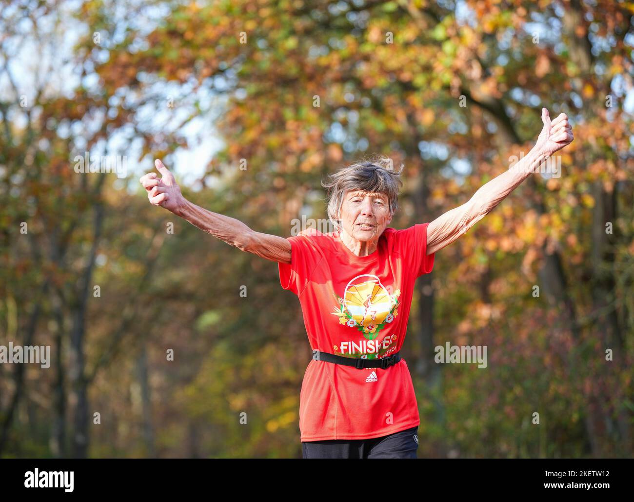 Berlin, Deutschland. 31. Oktober 2022. Senior Sigrid Eichner rennt beim Training durch den herbstlichen Park in Friedrichshagen und spreizt am Ende des Laufs ihre Arme. Die 82-Jährige sagt, sie habe bereits mehr als 2300 Marathons absolviert. Quelle: Soeren Stache/dpa/Alamy Live News Stockfoto