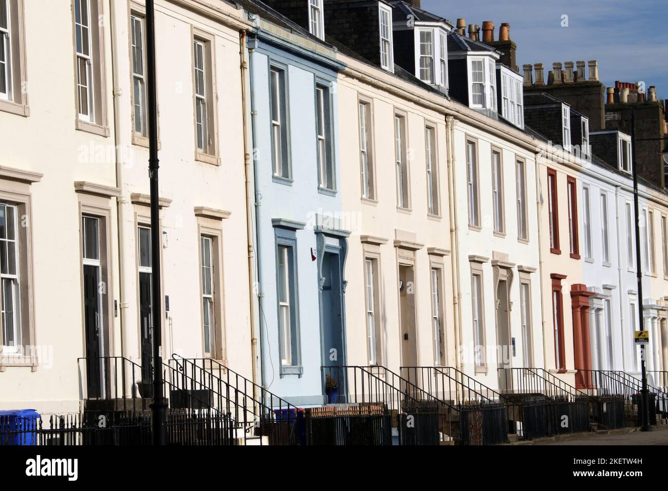 Wellington Square, Ayr, Ayrshire, Schottland, Großbritannien. Die wunderschöne Terrasse auf der Nordseite des Wellington Square, früher Häuser, heute hauptsächlich Büros Stockfoto