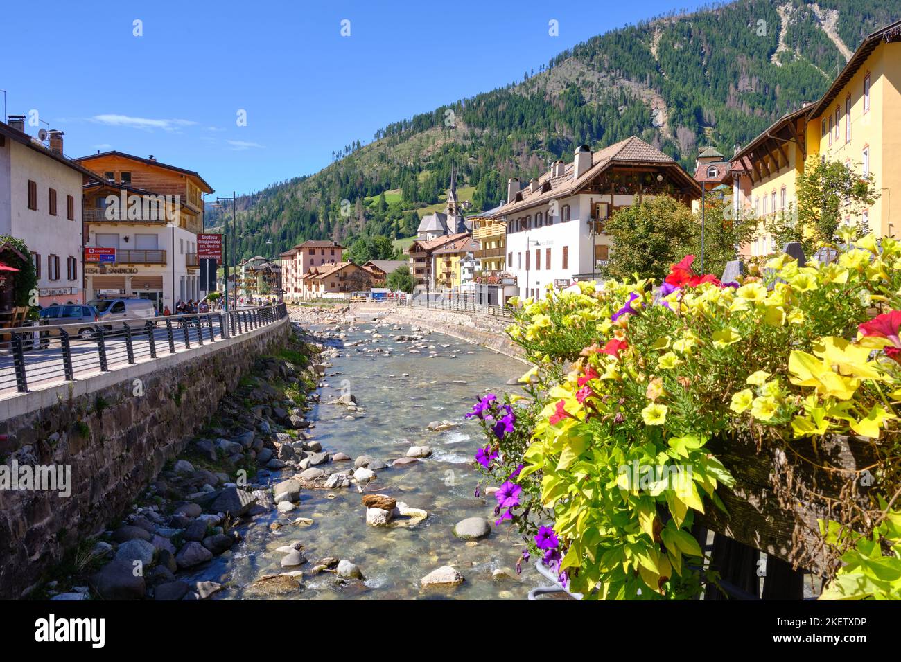 Blick auf die Stadt Moena in den Dolomiten, Italien Stockfoto