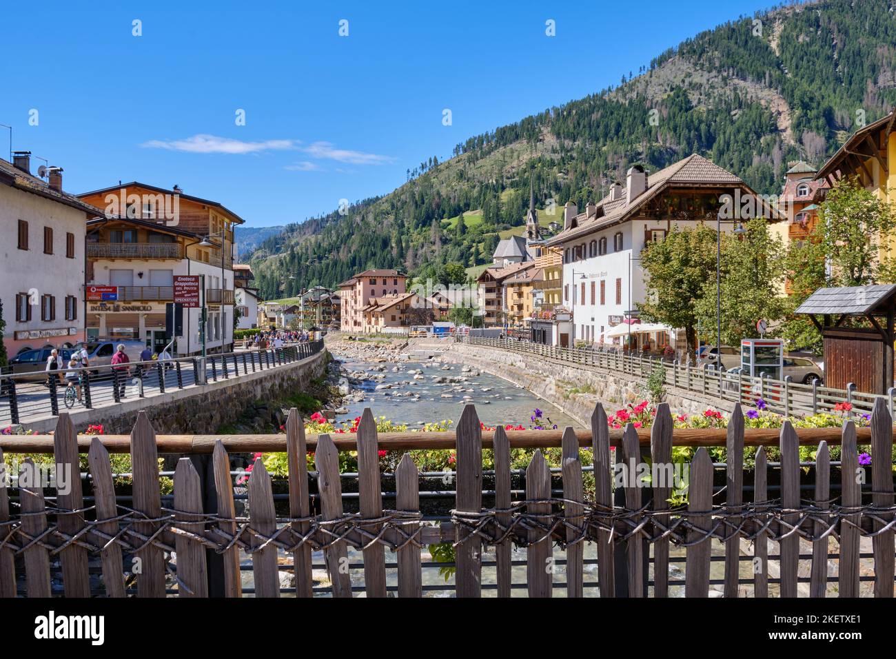 Blick auf die Stadt Moena in den Dolomiten, Italien Stockfoto