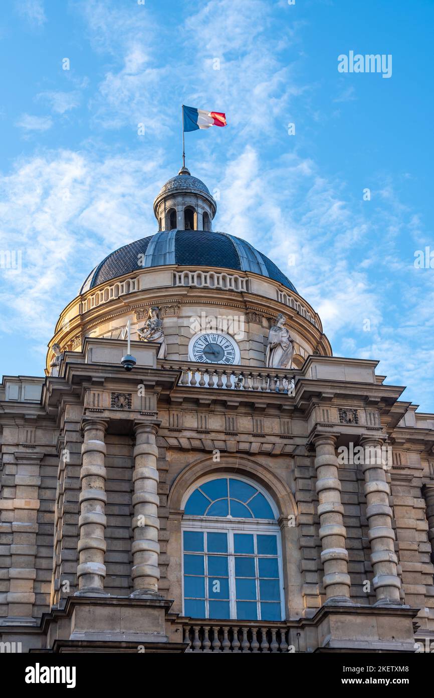 Blick auf den Luxemburg-Palast mit seiner berühmten Kuppel, das Gebäude des französischen Senats, das Oberhaus des französischen parlaments, Paris, Frankreich Stockfoto