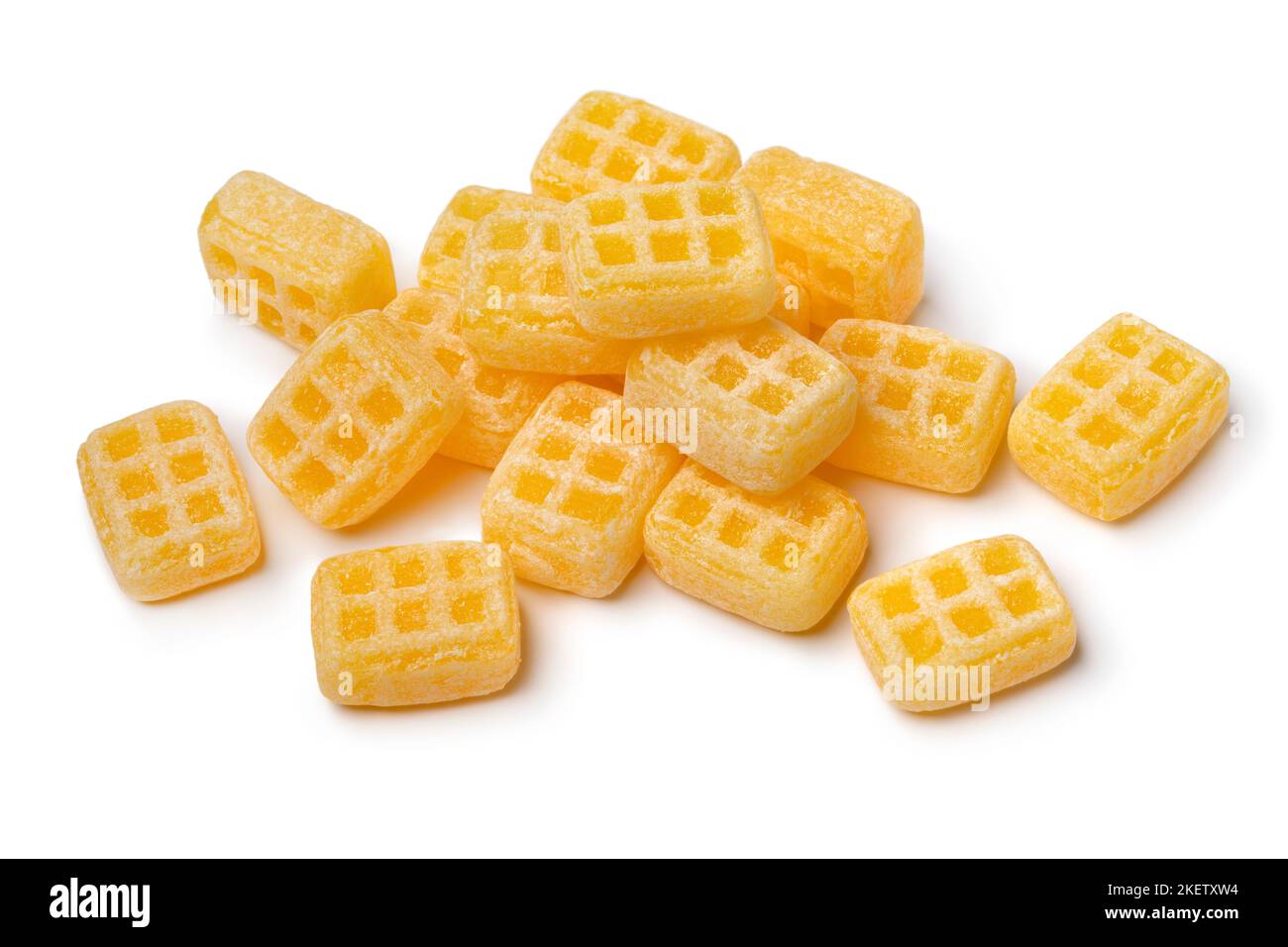 Haufen holländischer, gelber Butter, Waffelbonbons aus der Nähe, isoliert auf weißem Hintergrund Stockfoto