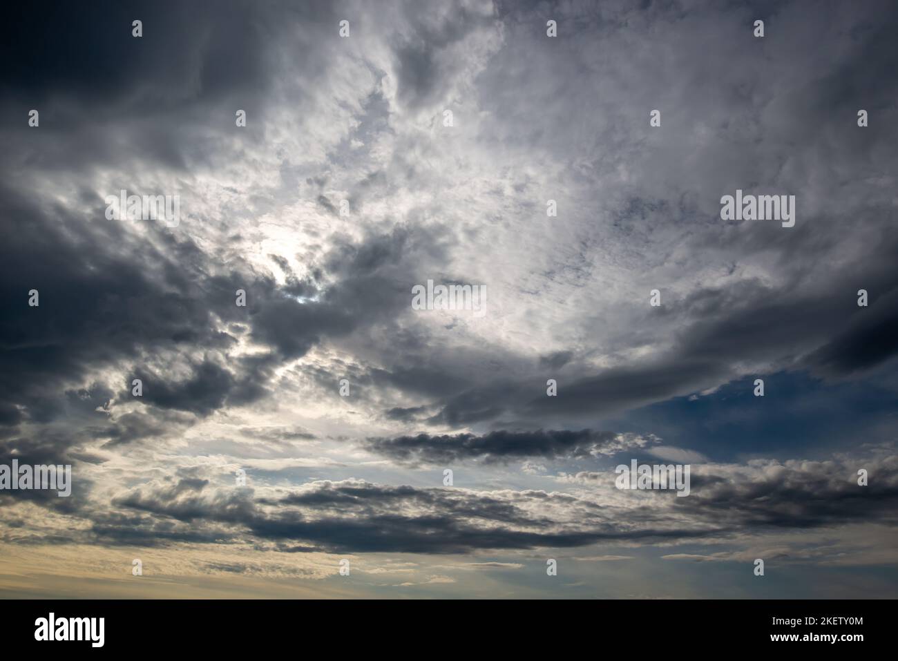 Schöner launischer Himmel mit dunklen Wolken bei Sonnenuntergang, Himmelserstellung, Naturhintergrund Stockfoto