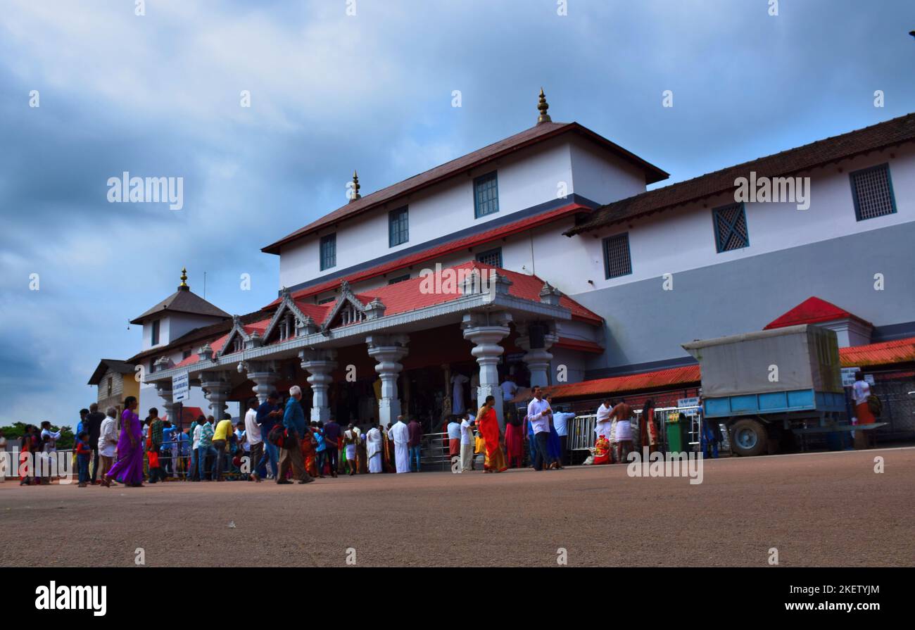 Beliebte Wallfahrtsort - Dharmasthala Shiva Tempel ist eine 800-jährige religiöse Institution in der Tempelstadt Dharmasthala in Dakshina Kannada Stockfoto