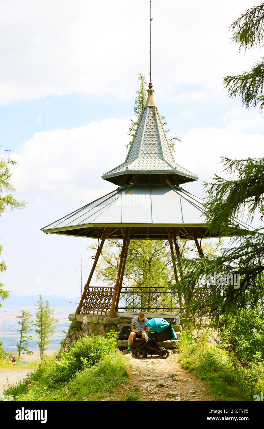 In der Nähe der Endhaltestelle der Seilbahn nach Hrebienok befindet sich eine Aussichtsplattform mit einer schönen Aussicht auf Stary Smokovec und seine Umgebung. (CTK Pho Stockfoto