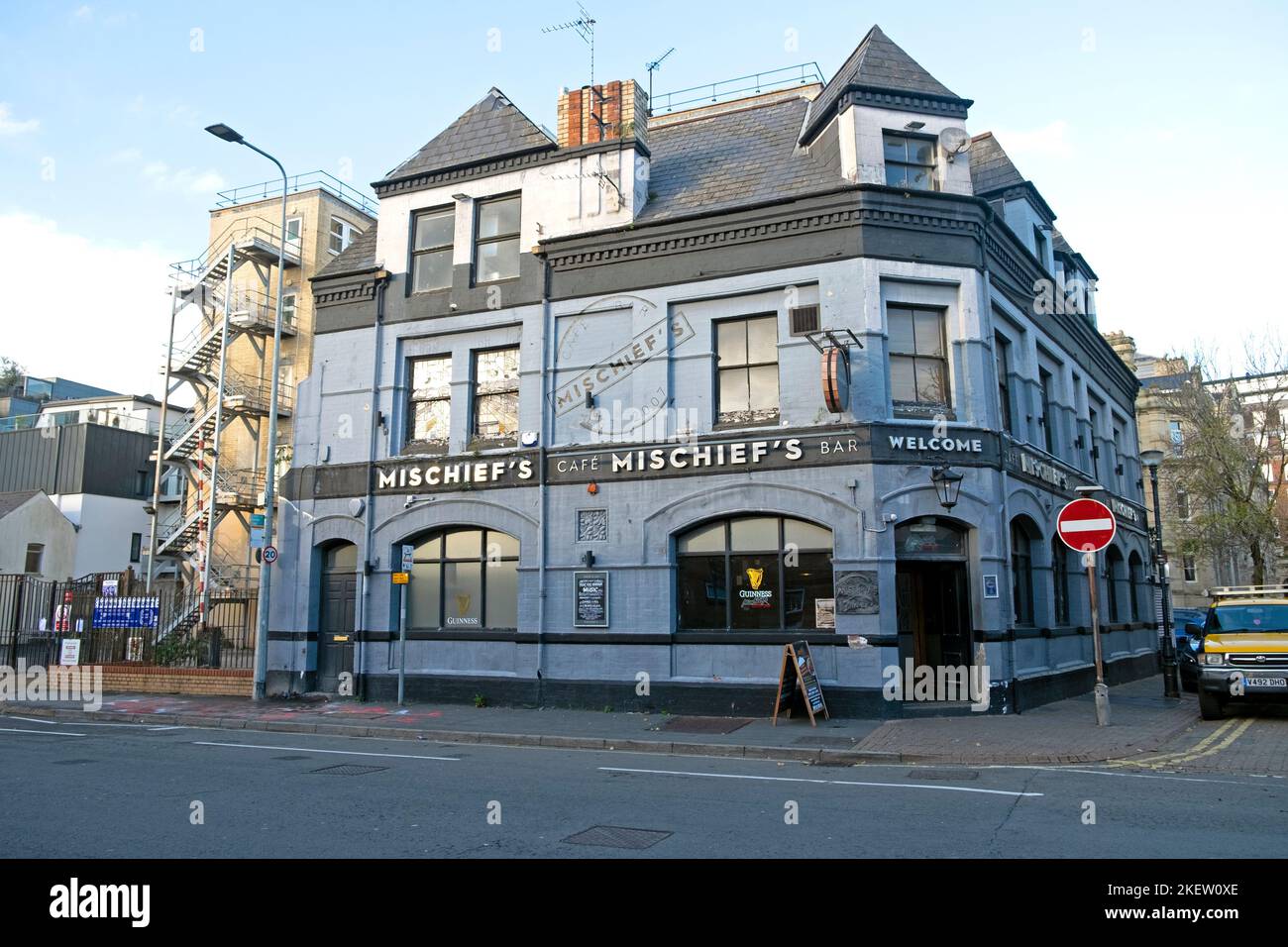 Mischief's Café Bar Außenansicht St James Street in Cardiff Bay Wales Großbritannien November