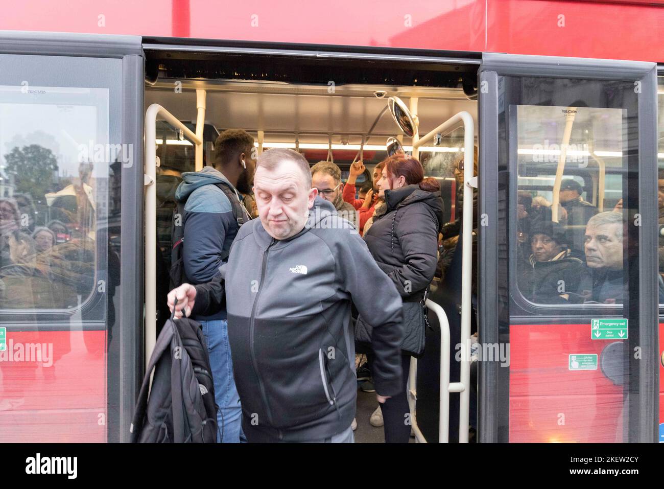 Heute findet der TFL Tube Strike statt. Abbildung: Passagier verlässt einen vollgestopften Bus in London Victoria. Aufnahme am 10.. November 2022. © Belinda Jiao jiao. Stockfoto