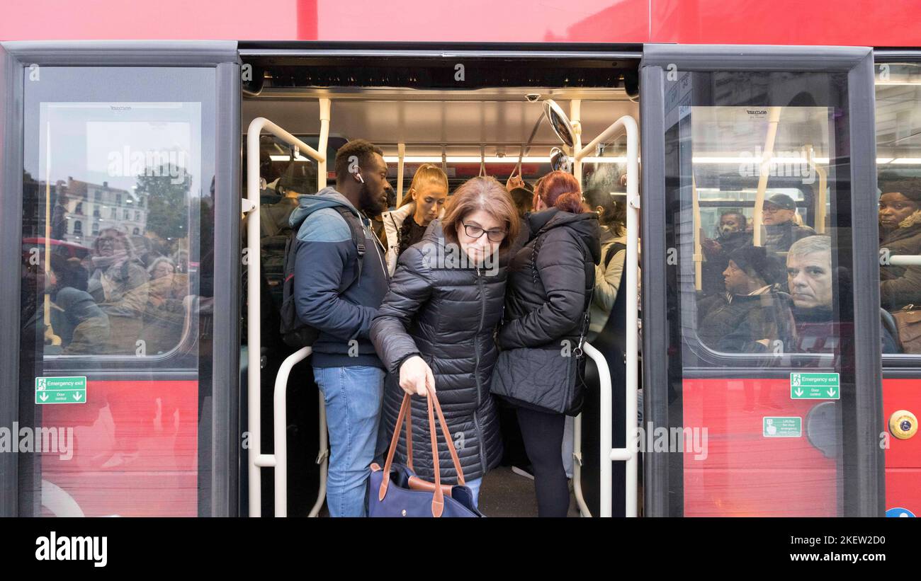 Heute findet der TFL Tube Strike statt. Abbildung: Passagier verlässt einen vollgestopften Bus in London Victoria. Aufnahme am 10.. November 2022. © Belinda Jiao jiao. Stockfoto