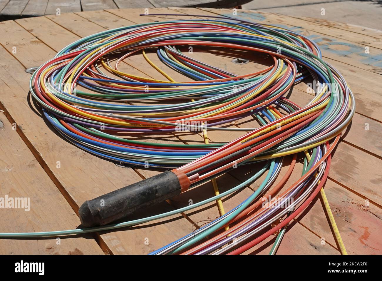 Athen, Griechenland - 6. August 2022: Farbcodiertes Glasfaserkabel-Paket aus Telekommunikations-Internetkabeln für die unterirdische Verlegung. Stockfoto