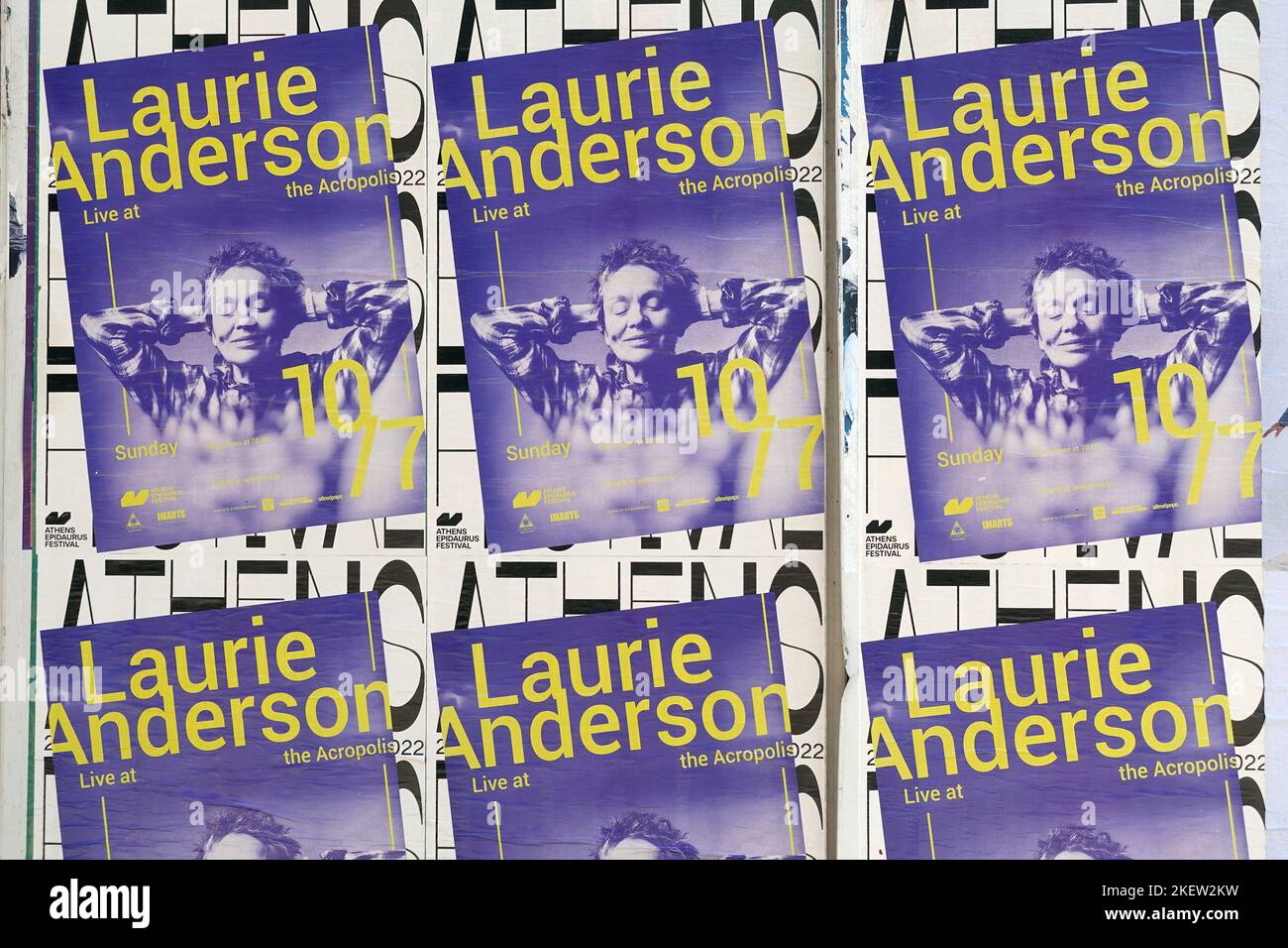 Athen, Griechenland - 11. Juli 2022: Laurie Anderson-Konzert postert Straßenwerbung für elektronische Musik-Live-Performance. Stockfoto