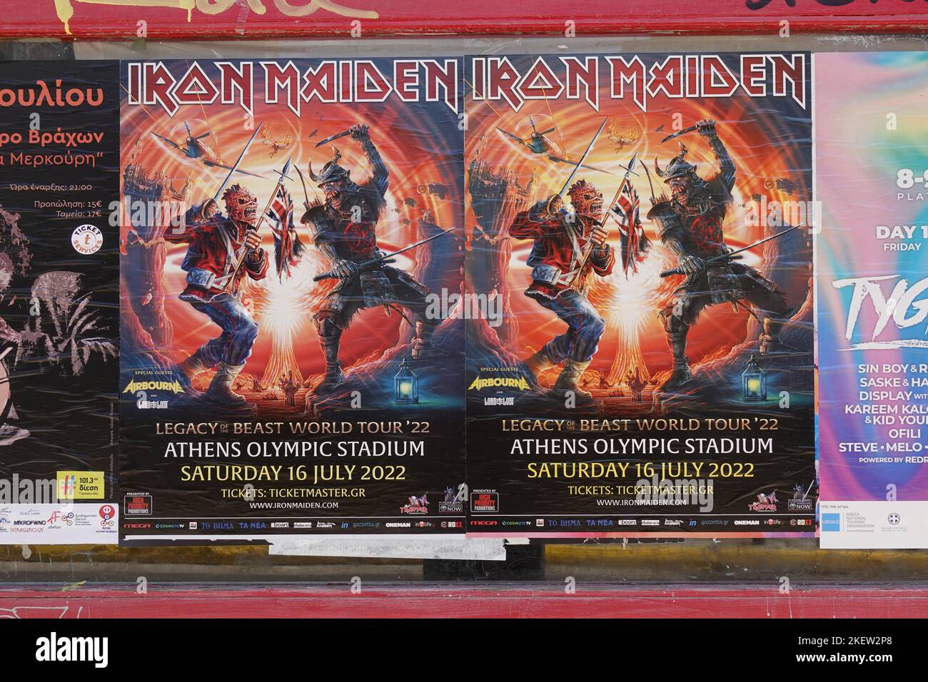 Athen, Griechenland - 11. Juli 2022: Iron Maiden-Konzertplakate für Heavy Metal-Live-Show. Stockfoto