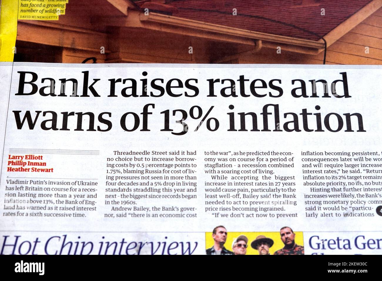 „Die Bank erhöht die Zinsen und warnt vor einer Inflation von 13 %“, titelt der Artikel der Zeitung Guardian am 5. August 2022 in London, England, Großbritannien Stockfoto