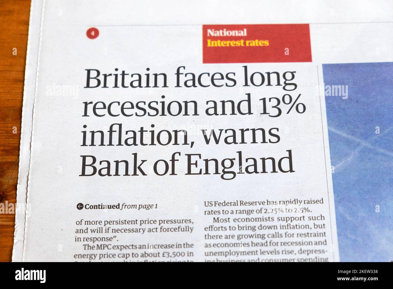 „Großbritannien steht vor einer langen Rezession und einer Inflation von 13 %, warnt die Bank of England“, titelt die Zeitung Guardian, Artikel über die Zinssätze in Großbritannien, Zeitung Guardian, 2022 Stockfoto