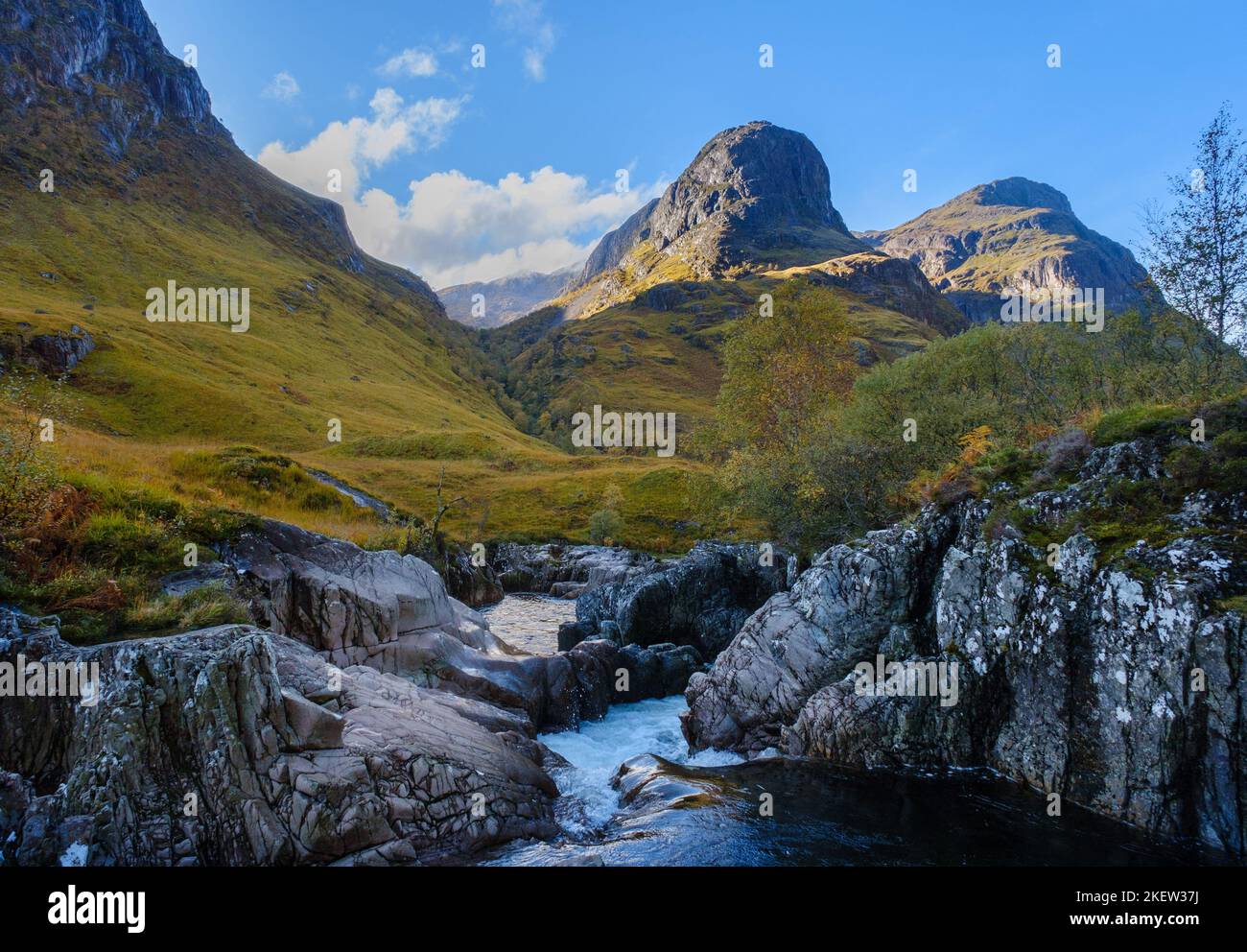 Glen Coe, Gearr Aonach, Aonach Dubh von der Seite des Flusses Coe am Fuße des Beinn Fhada Stockfoto