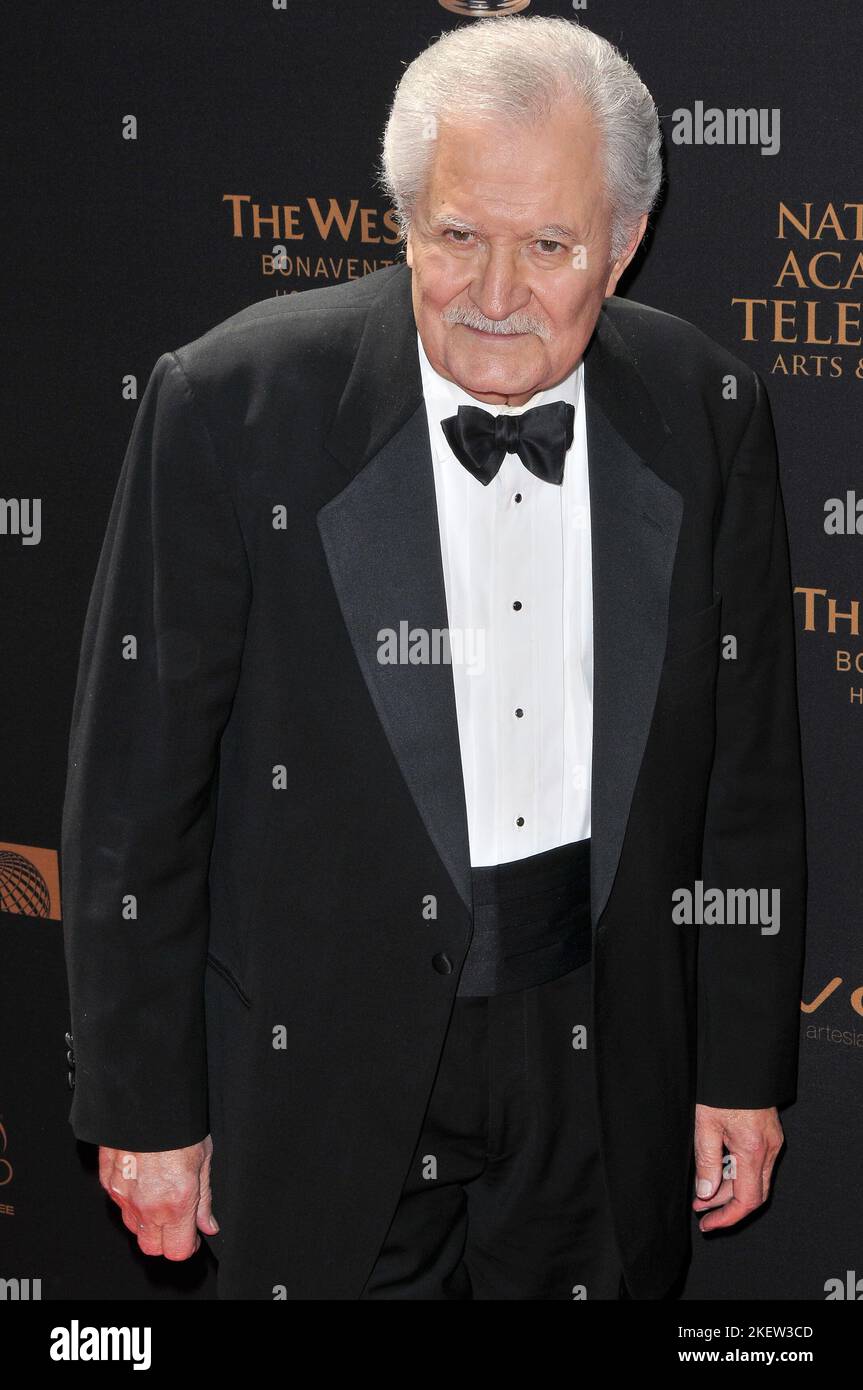 Los Angeles, USA. 01.. Mai 2016. John Aniston kommt bei den Annual Daytime Emmy Awards 43. an, die am Sonntag, den 1. Mai 2016, im Westin Bonaventure Hotel and Suites in Los Angeles, CA, verliehen werden. (Foto: Sthanlee B. Mirador) *** Bitte nutzen Sie die Gutschrift aus dem Credit Field *** Credit: SIPA USA/Alamy Live News Stockfoto