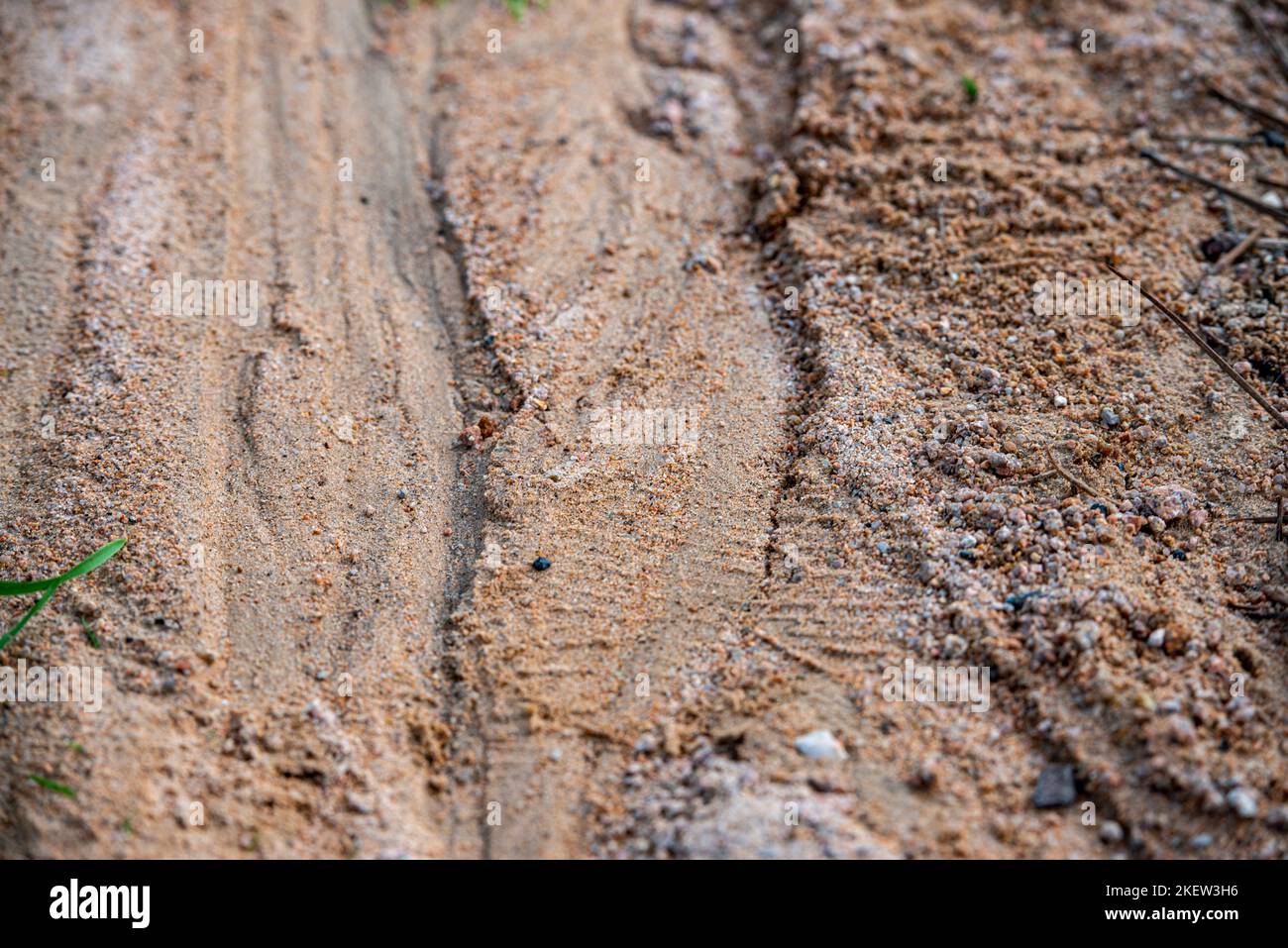 Sandkies mit Regenwasserabflussspuren. Stockfoto