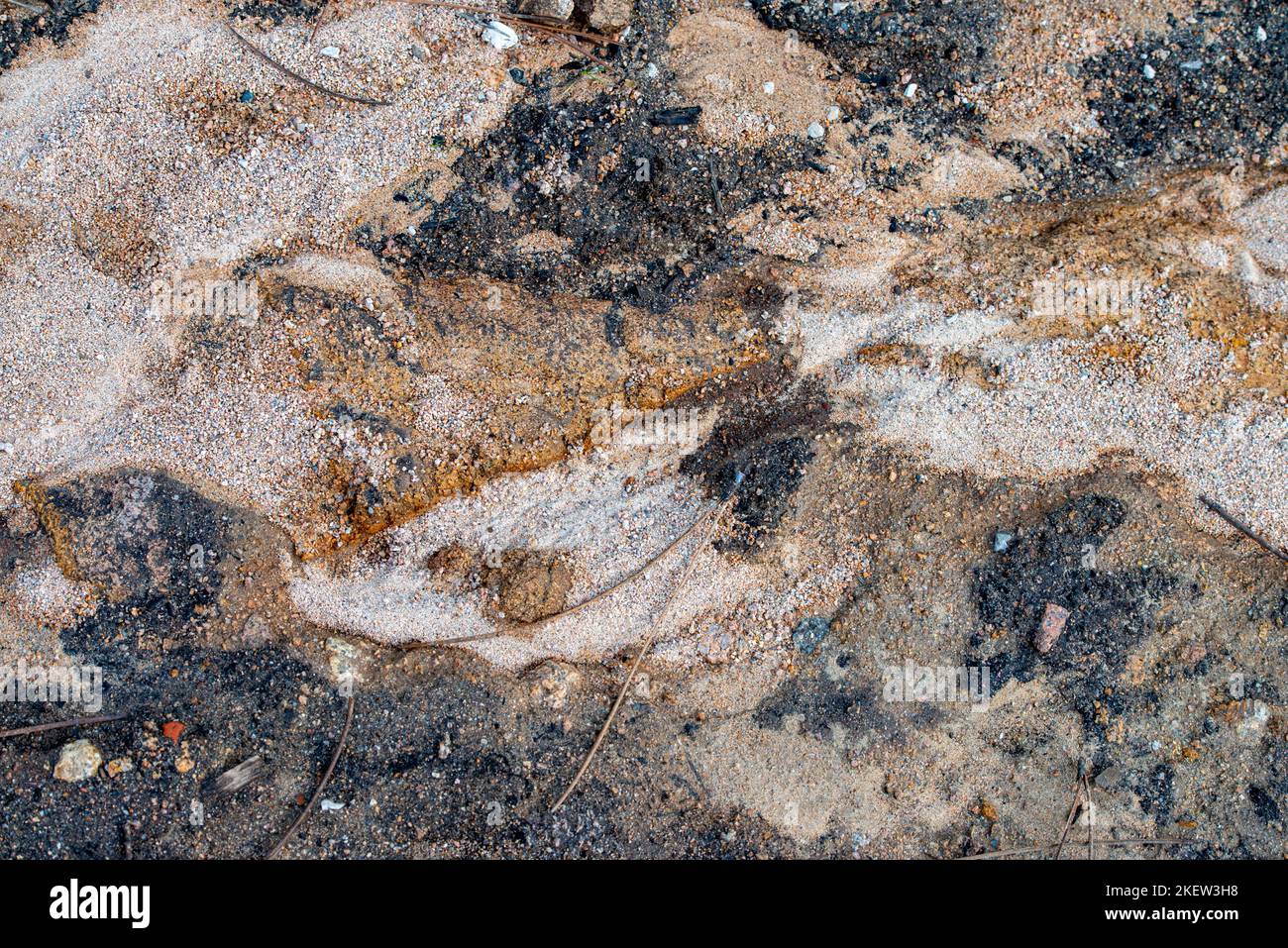 Sandkies mit Regenwasserabflussspuren. Stockfoto