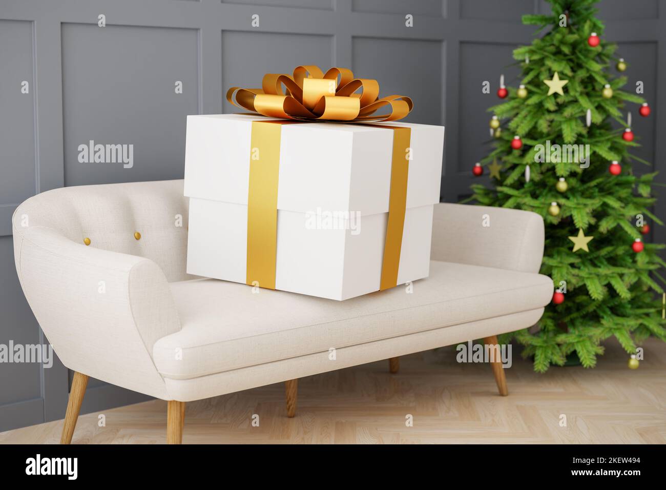 Eine übergroße Geschenk-Box auf einem Sofa. Weihnachtsbaum im Hintergrund. Geringe Schärfentiefe. Konzept für übermäßiges Geben. Stockfoto