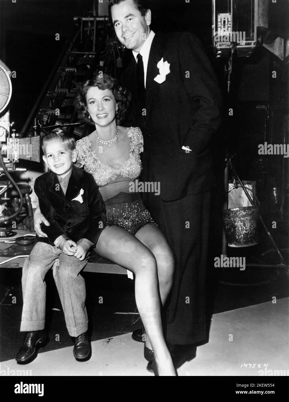 ELEANOR POWELL mit ihrem Mann GLENN FORD und ihrem 5-jährigen Sohn PETER FORD am Set Candid Ende 1949 während der Dreharbeiten zu ihrem Gasttanz-Spot (und ihrem letzten Filmauftritt) in DUCHESS OF IDAHO 1950 Regisseur ROBERT z. LEONARD Metro Goldwyn Mayer Stockfoto