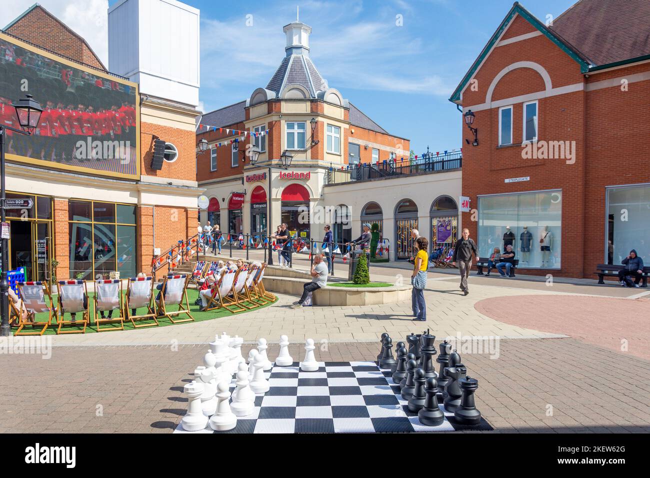 Fernsehsendungen im Freien, Vicar Lane Shopping Center, Steeplegate, Chesterfield, Derbyshire, England, Vereinigtes Königreich Stockfoto