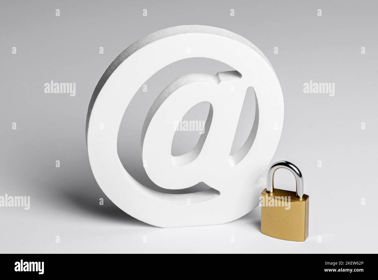 E-Mail-Symbol mit Sperre. Konzept der Cybersicherheit Stockfoto