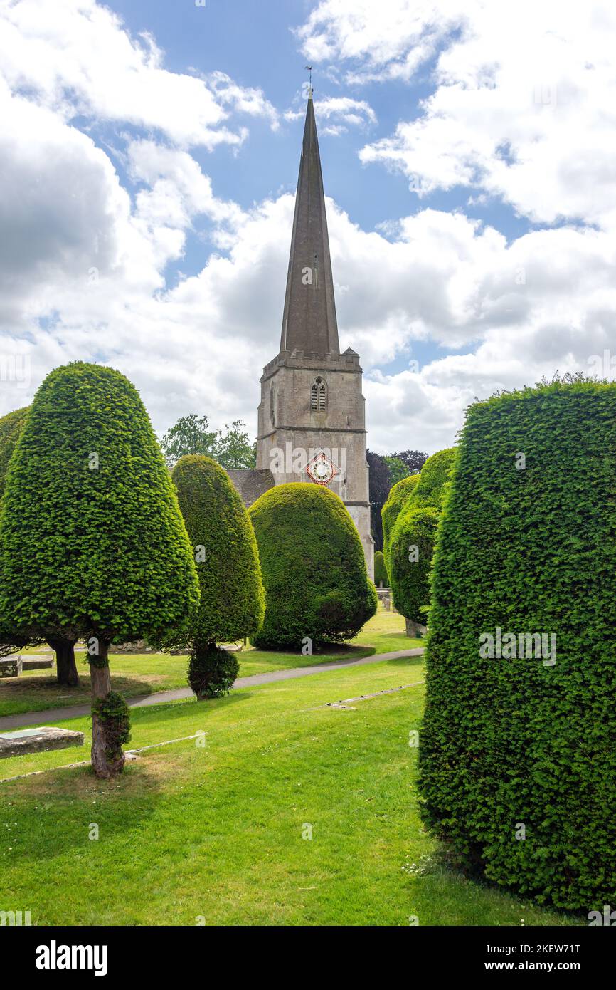 St Mary's Parish Church mit Eibenbäumen, New Street, Painswick, Gloucestershire, England, Vereinigtes Königreich Stockfoto