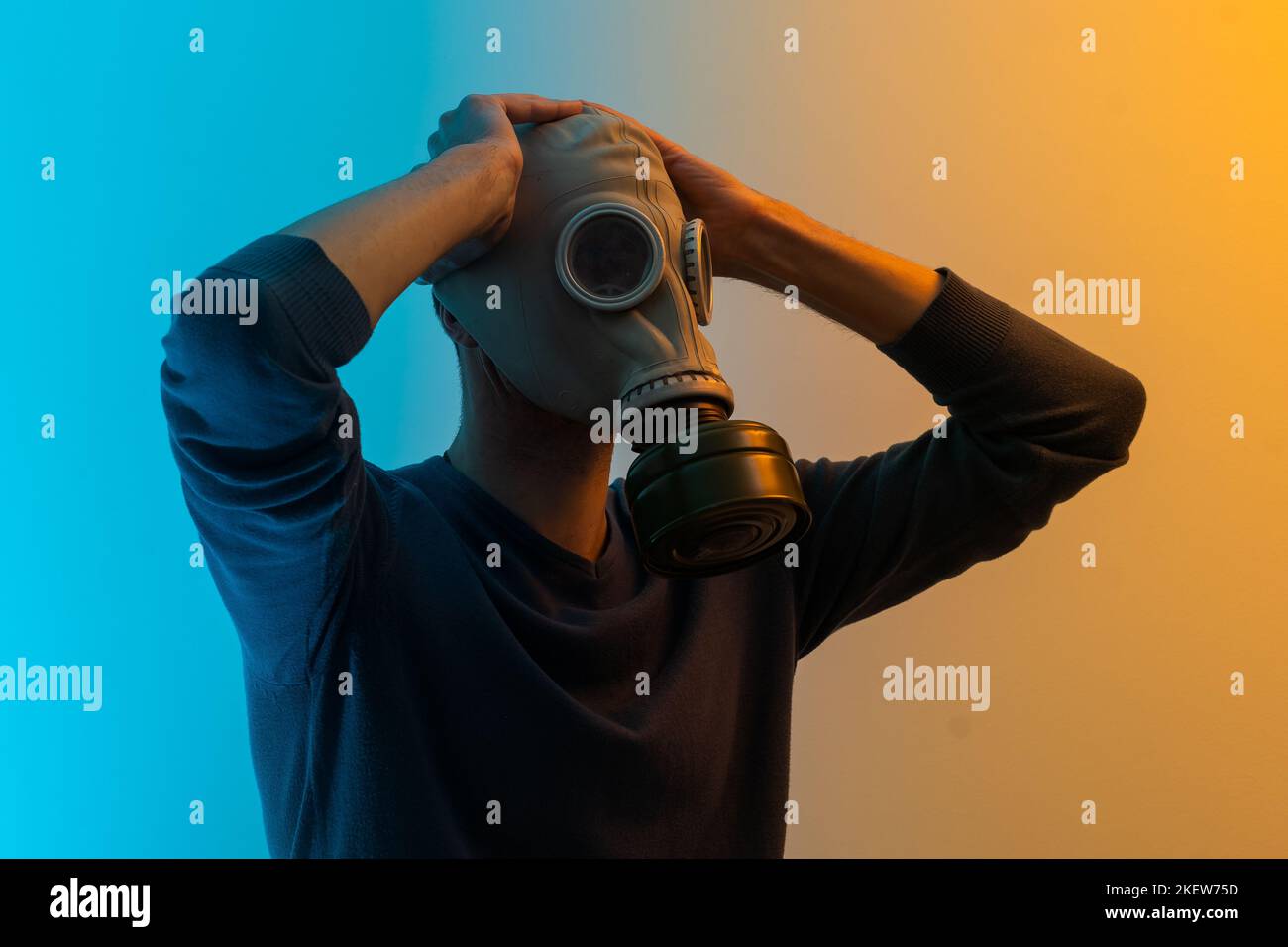 Mann in Gasmaske Farbe Hintergrund Stockfoto