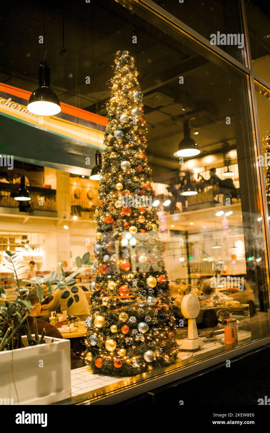 Weihnachtsrestaurant wartet Abendessen und feiert Weihnachtsferien in Vorabend, Weihnachtsbaum Stockfoto