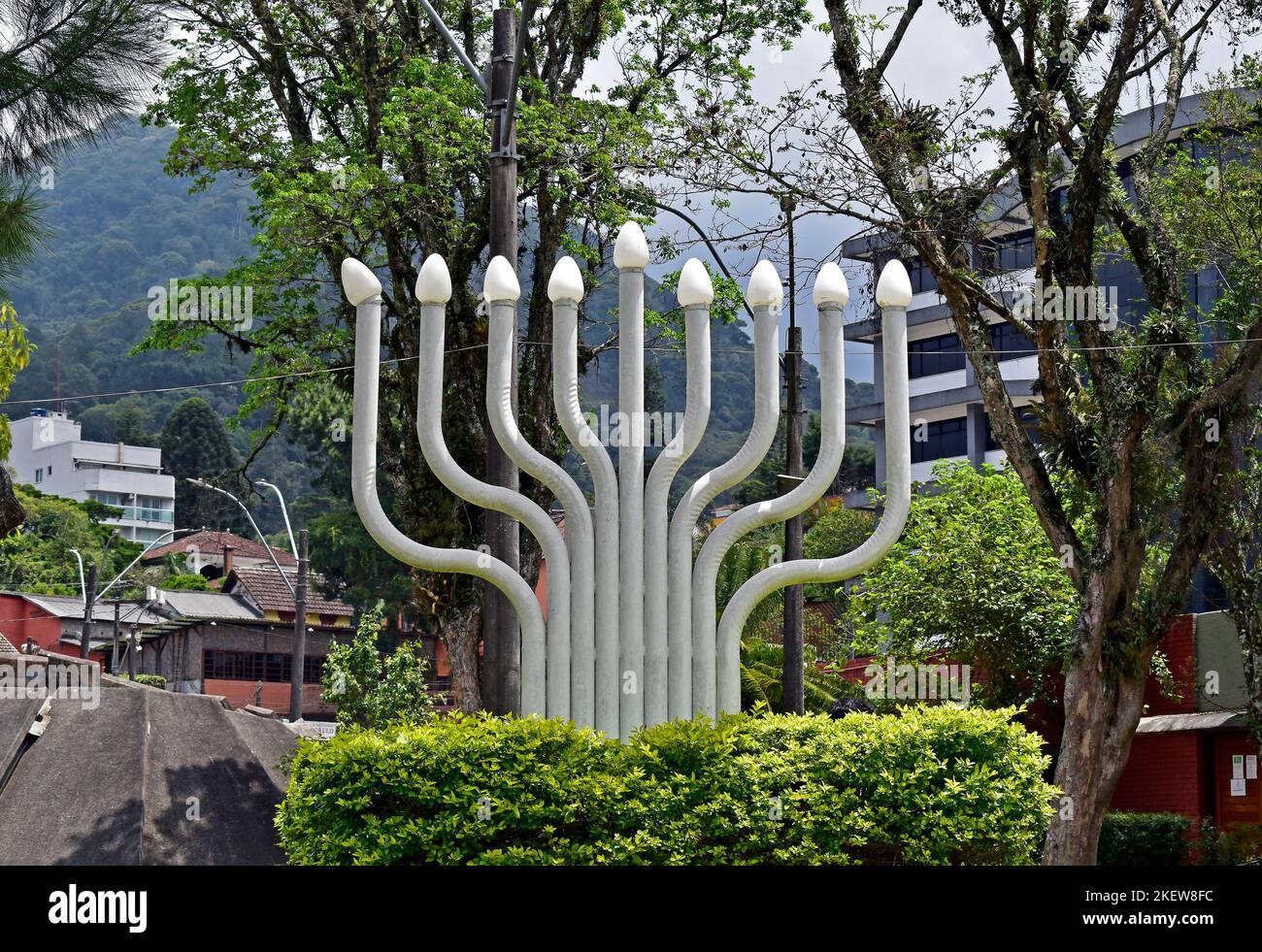 Menorah-Skulptur auf öffentlichem Platz in Teresopolis, Rio de Janeiro, Brasilien Stockfoto
