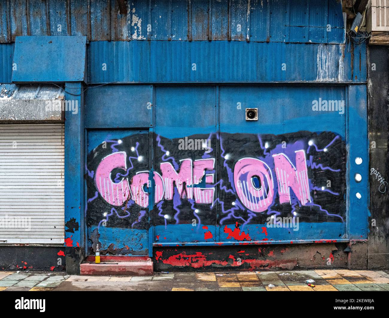 Komm, Nachricht - Graffiti Stockfoto