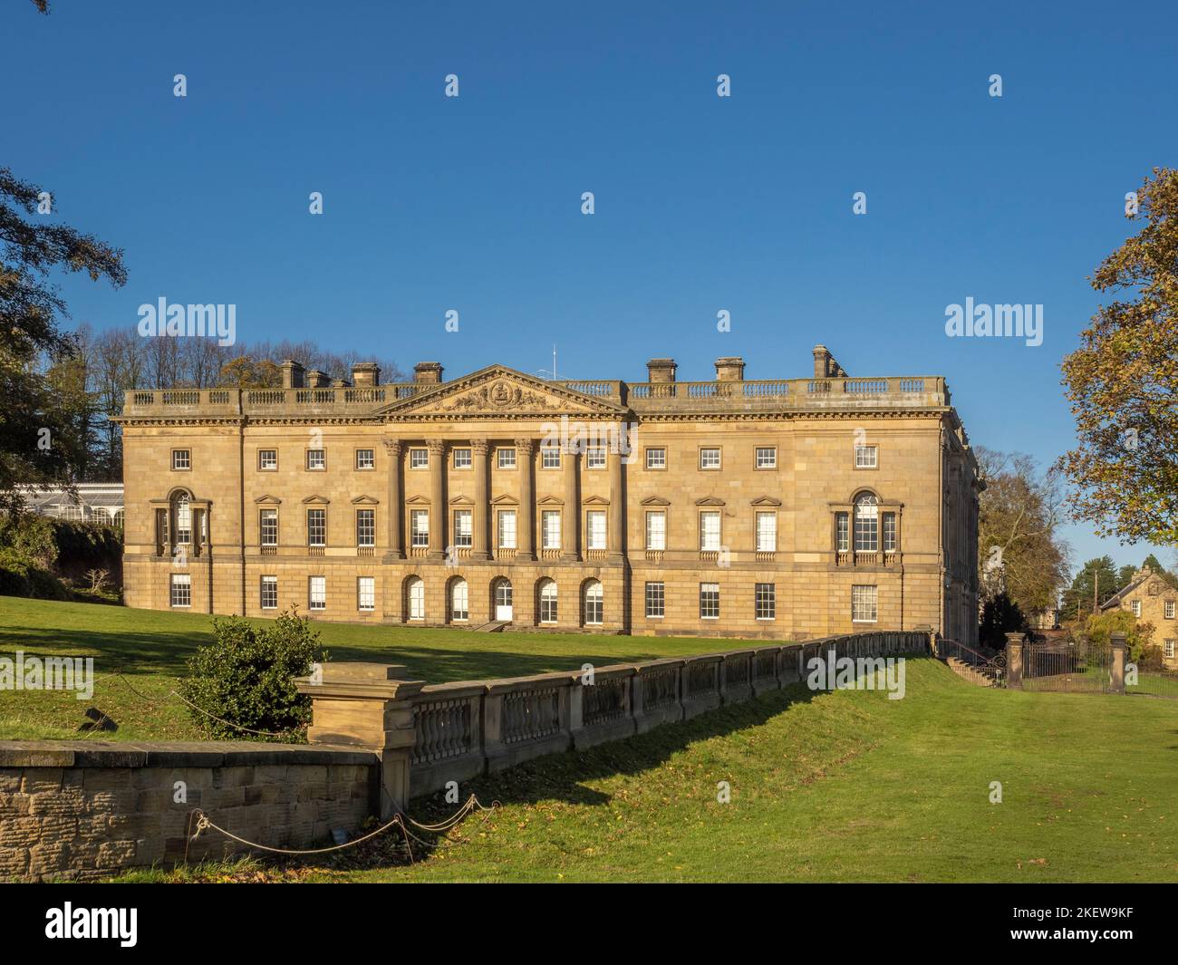 Die Südfassade von Wentworth Castle beherbergt jetzt das Northern College, Stainborough, Barnsley. façade VEREINIGTES KÖNIGREICH Stockfoto