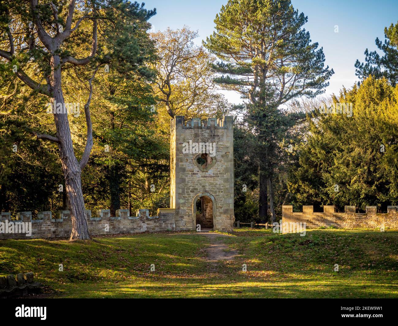 Stainborough Castle Turret, eine Torheit in den Wentworth Castle Gardens. Barnsley, Großbritannien Stockfoto