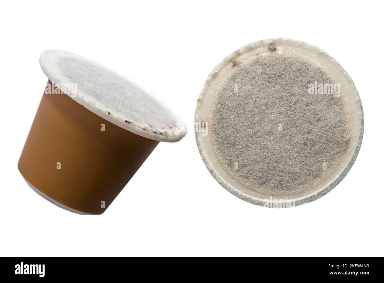 Zwei Kaffeekapselkapseln der Quelle Klimawandel Kaffee organischen einzigen Ursprungs Kaffeekapseln kompostierbar & auf pflanzlicher Basis isoliert auf weißem Hintergrund Stockfoto