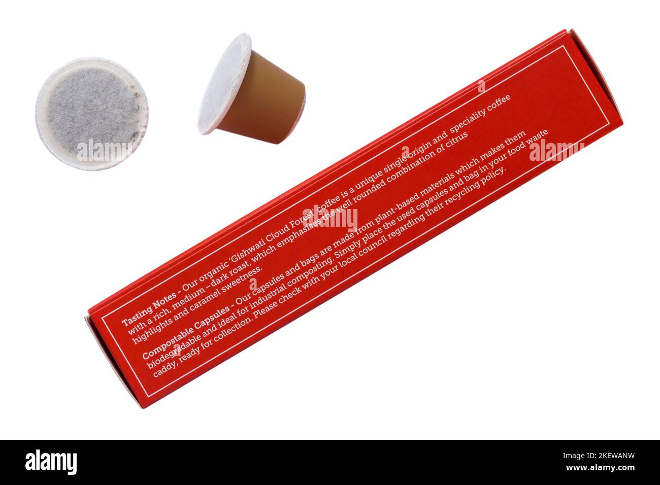 Quelle Klimawandel Kaffee organisch Single Herkunft Kaffeekapseln kompostierbar & auf pflanzlicher Basis mit zwei entfernt isoliert auf weißem Hintergrund Stockfoto