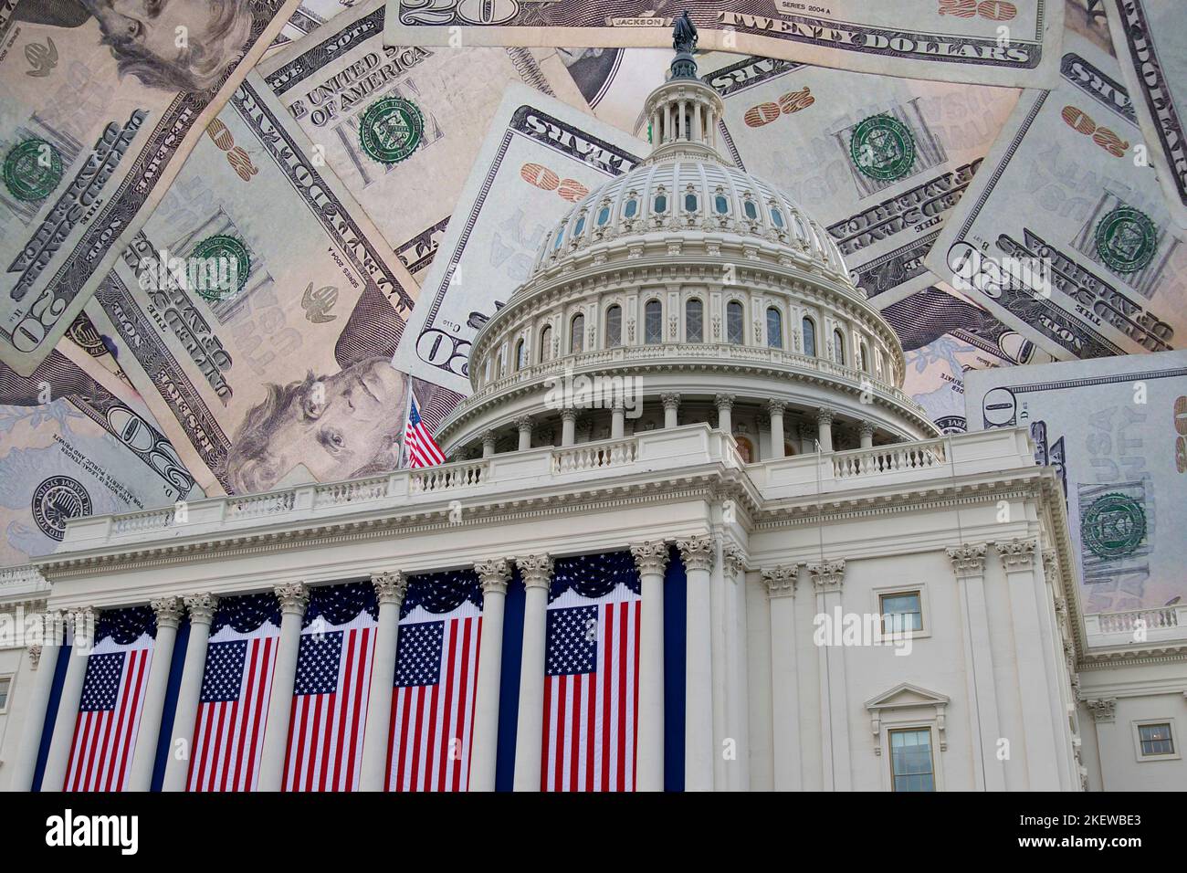 Das Kapitolgebäude der Vereinigten Staaten von Amerika in Washington D.C., das mit amerikanischen Flaggen geschmückt ist, wird über Dollarscheinen überlagert dargestellt. Stockfoto