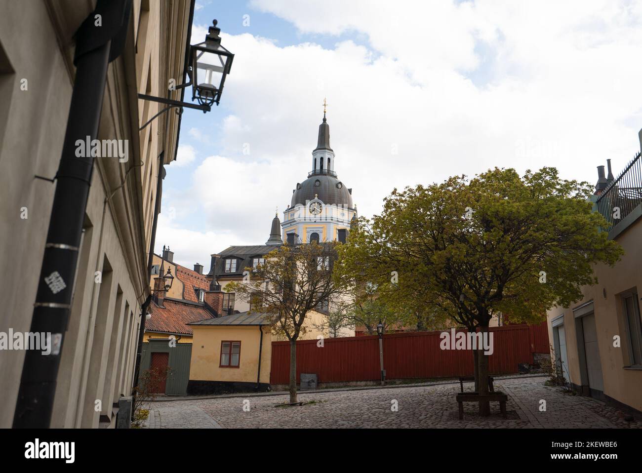 Katarina Församling svenska kyrkan, Södermalm, Sverige. Katarina Kyrka / Katharinenkirche, Schweden. Schwedische Kirche im barocken Stil, gelb und weiß. Stockfoto