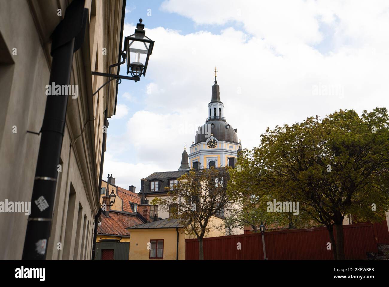 Katarina Församling svenska kyrkan, Södermalm, Sverige. Katarina Kyrka / Katharinenkirche, Schweden. Schwedische Kirche im barocken Stil, gelb und weiß. Stockfoto