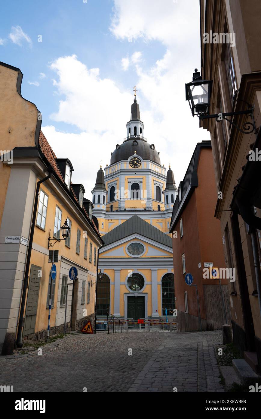 Katarina Församling svenska kyrkan, Södermalm, Sverige. Katarina Kyrka / Katharinenkirche, Schweden. Schwedische Kirche im barocken Stil, gelb und weiß. Stockfoto