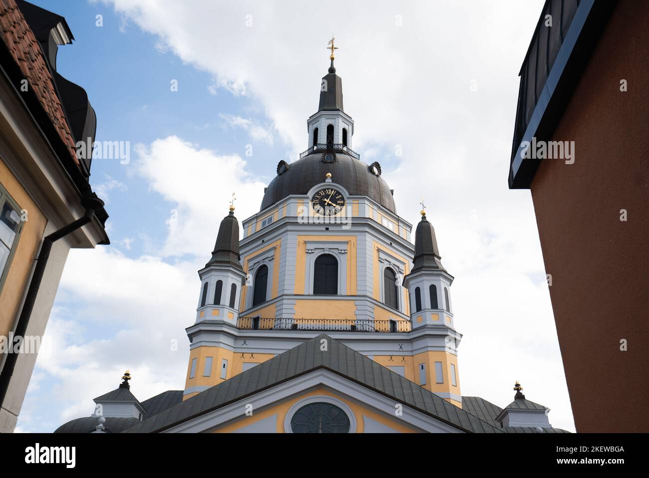 Katarina Församling svenska kyrkan, Södermalm, Sverige. Katarina Kyrka / Katharinenkirche, Schweden. Schwedische Kirche im barocken Stil, gelb und weiß. Stockfoto