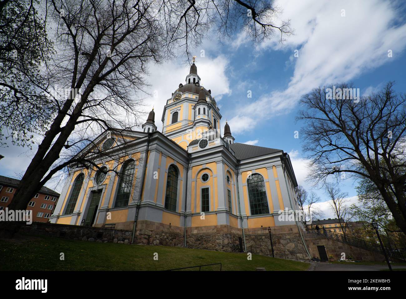 Katarina Församling svenska kyrkan, Södermalm, Sverige. Katarina Kyrka / Katharinenkirche, Schweden. Schwedische Kirche im barocken Stil, gelb und weiß. Stockfoto