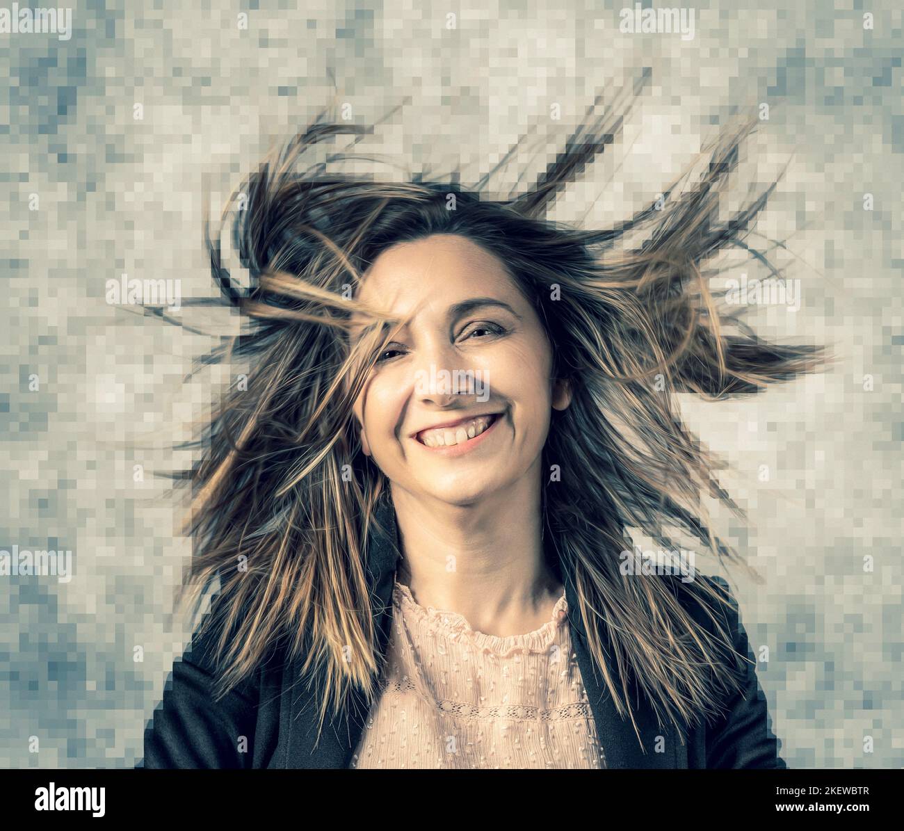 Porträt einer lächelnden Frau und flatterndes Haar, geometrisch pixelige Hintergrund Stockfoto