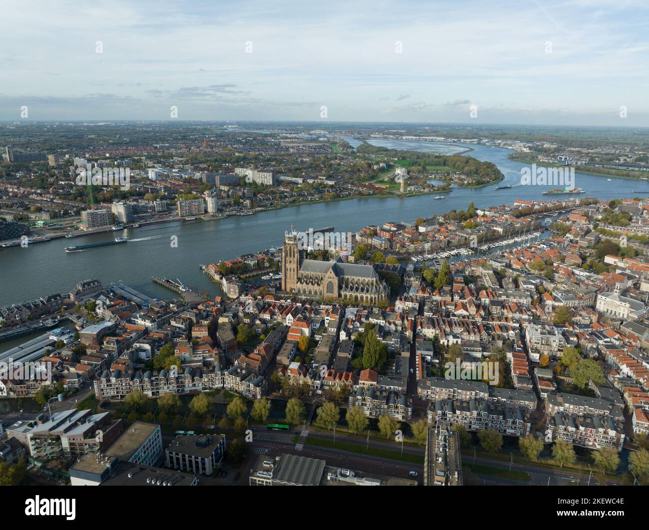 Stadtzentrum von Dordrecht, Dordt, Südholland, die niederländische Skyline entlang des Oude Maas-Flusskanals. Grote Kerk und historisches traditionelles Erbe Stockfoto