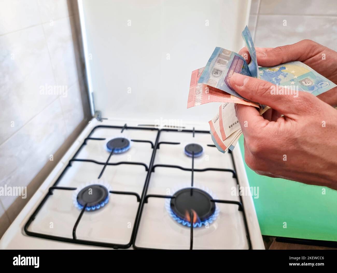 Energieeffizienz Konzept mit Gasherd und Euro - die Kosten für Erdgas ist teurer. Selektive konzentrieren. Stockfoto