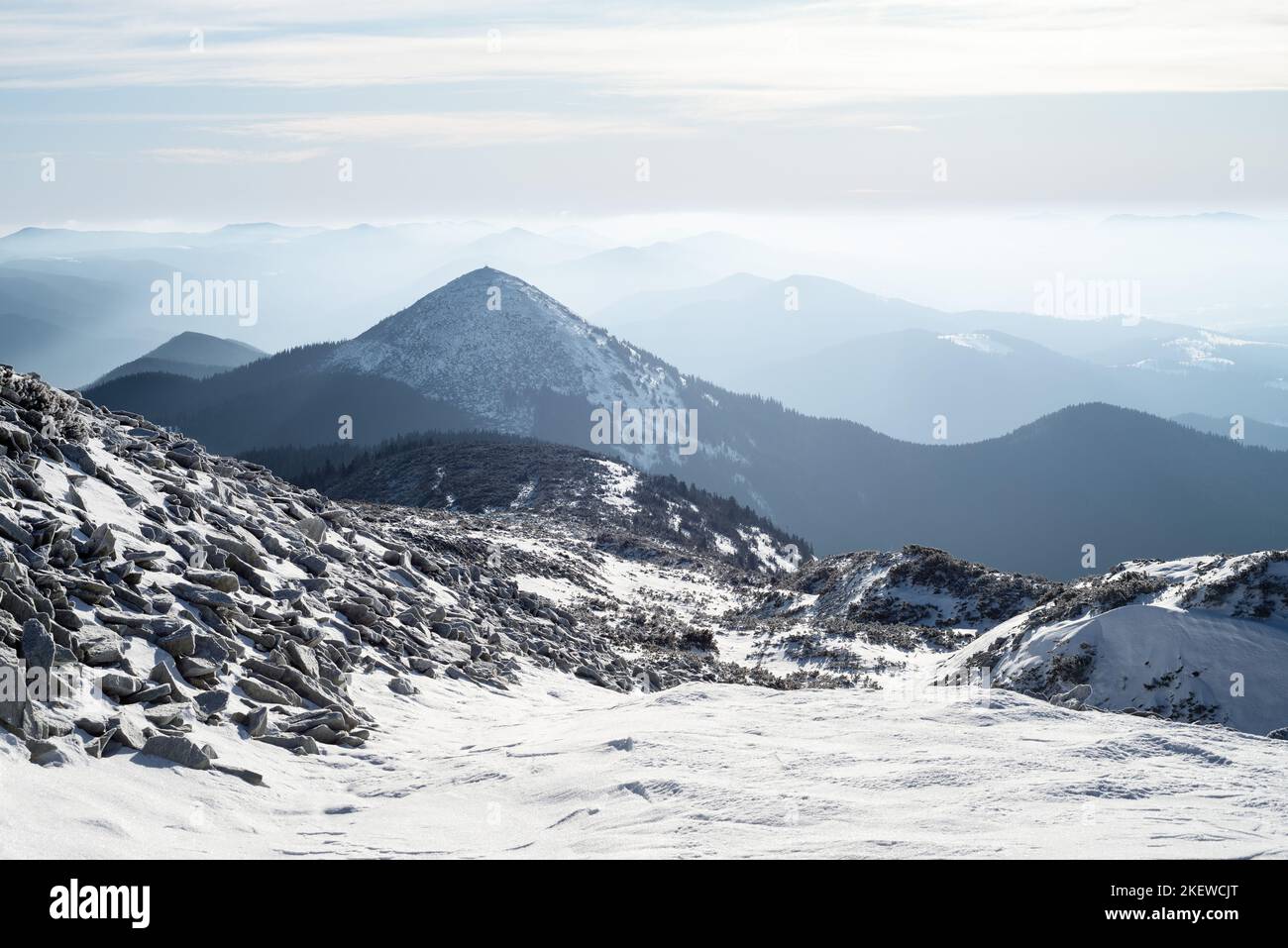 Winterlandschaft mit Blick auf die Berge und morgendlicher Frost Stockfoto