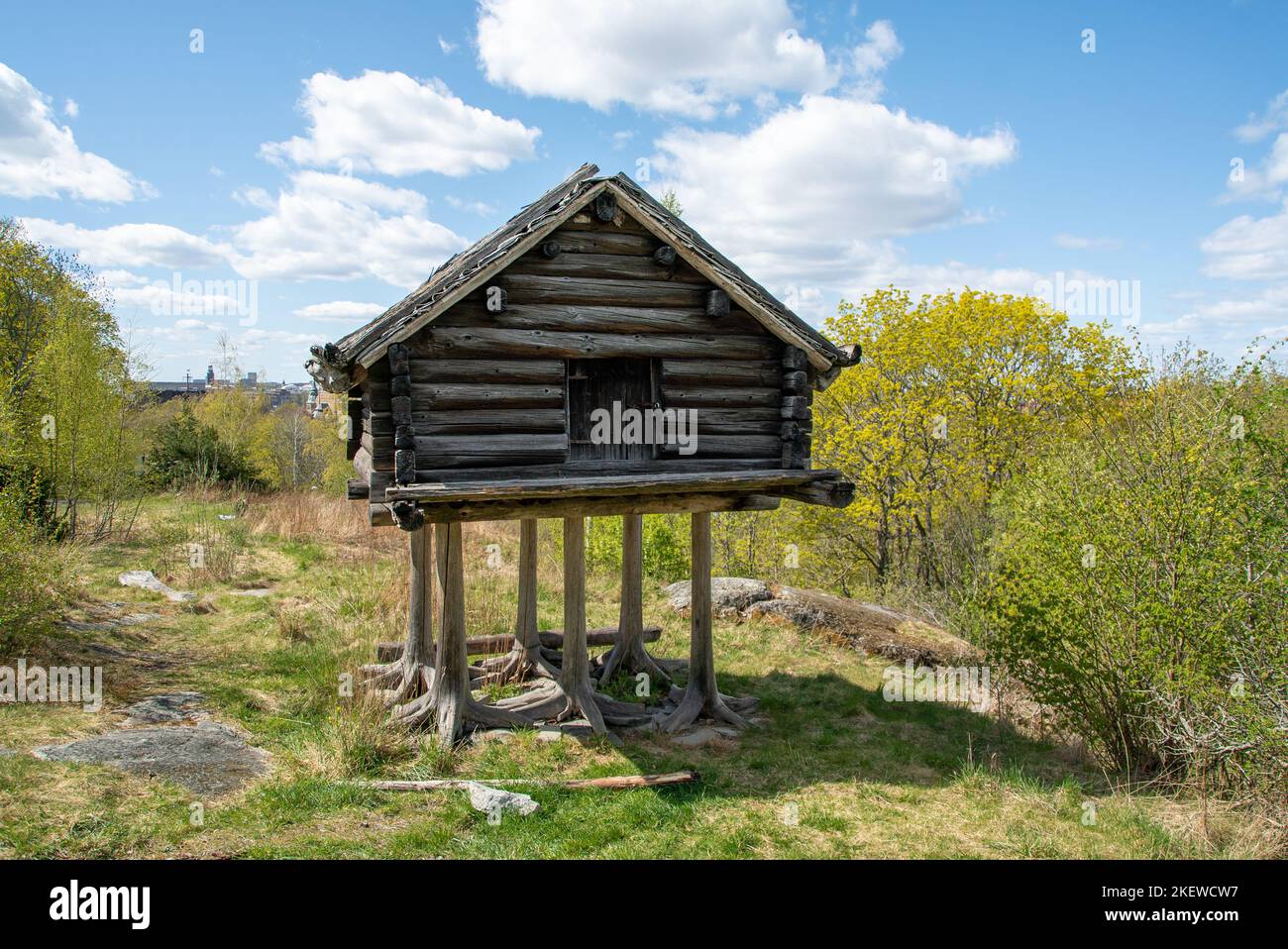 Sami-Lagerhaus auf Stelzen in Skansen, ein Haus auf Stelzen als Teil des samischen indigenen Dorfes in Djurgarden, Stockholm, Schweden. Stockfoto