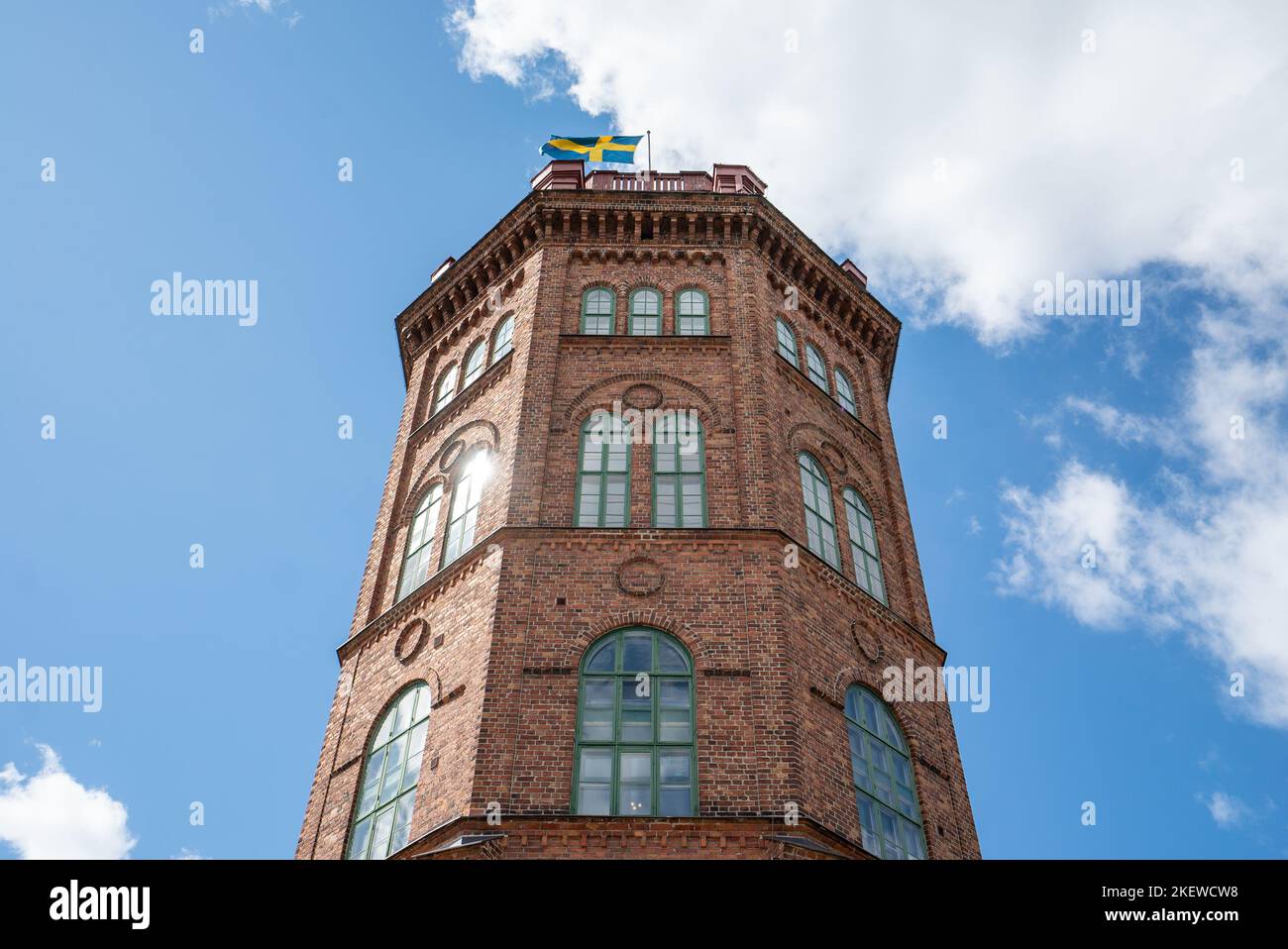 Bredalick: Ein 30 Meter hoher, aus Backstein gebauter Turm in Skansen. Der riesige rote Backsteinturm entlang der Djurgården Skyline von Stockholm Stockfoto