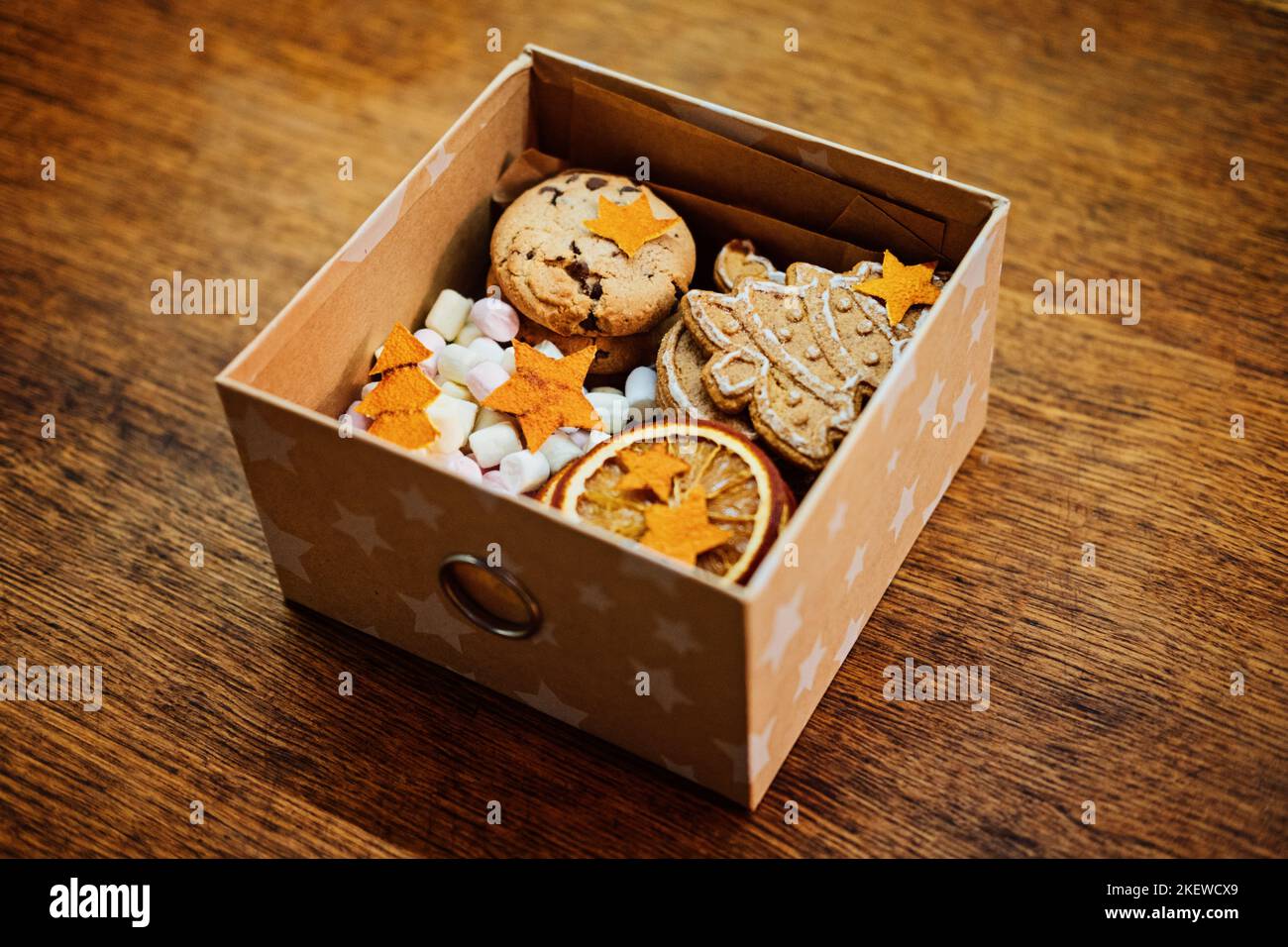 Weihnachten Hausgemachte Süße Körbe. Geschenkschachtel „Christmas Sweet“. Festliche Leckereien Geschenkkorb-Idee für Erwachsene und Kinder. Box mit hausgemachten verschiedenen Cookies Stockfoto