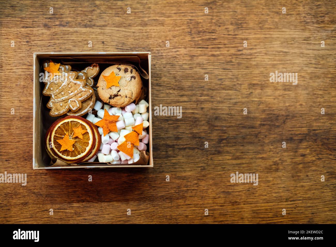 Weihnachten Hausgemachte Süße Körbe. Geschenkschachtel „Christmas Sweet“. Festliche Leckereien Geschenkkorb-Idee für Erwachsene und Kinder. Box mit hausgemachten verschiedenen Cookies Stockfoto