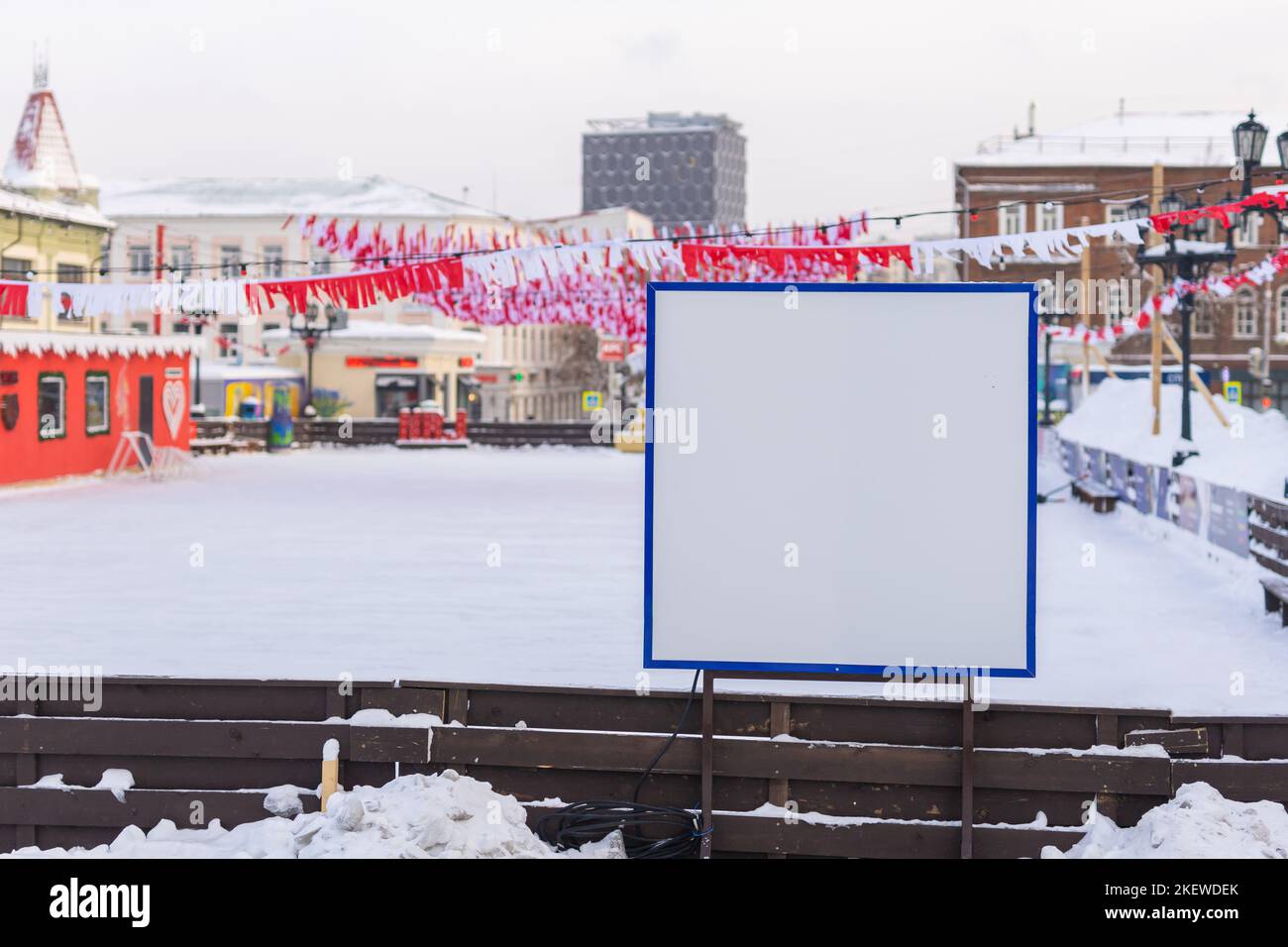 Stadt leere Eislaufbahn in der weihnachtszeit mit leerem Kopieplatz leer Stockfoto