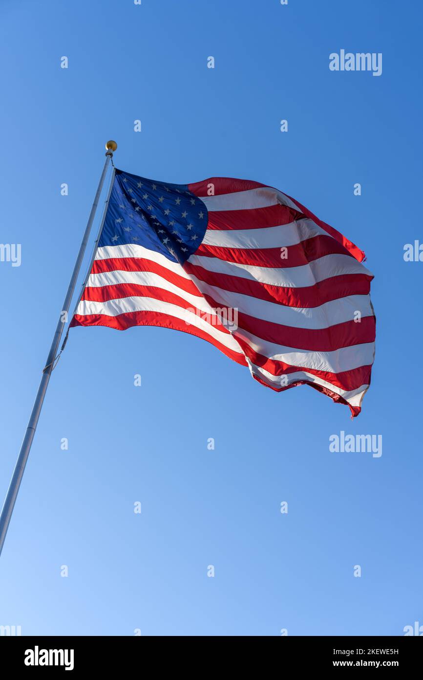 Die Sterne und Streifen, die im Wind winken, sind ein Symbol für Freiheit und Demokratie auf der ganzen Welt. Stockfoto